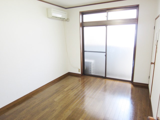 Living and room. Separate reference is a picture