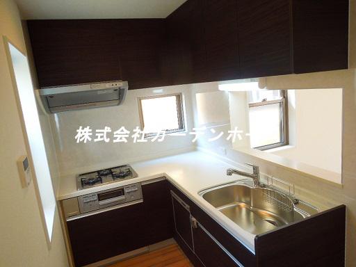 Kitchen. Station 10-minute walk ・ shopping, Good location designer House of the popularity of public institutions close, Floor heating, Dishwasher, Please visit Grenier is attractive same day ・ Immediate Available