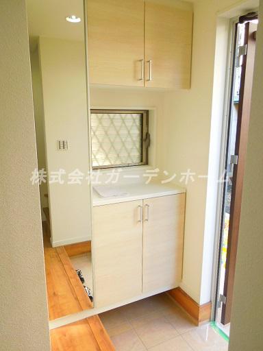 Entrance. Station 10-minute walk ・ shopping, Good location designer House of the popularity of public institutions close, Floor heating, Dishwasher, Please visit Grenier is attractive same day ・ Immediate Available