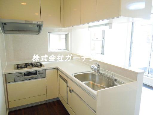 Kitchen. Station 10-minute walk ・ shopping, Good location designer House of the popularity of public institutions close, Floor heating, Dishwasher, Please visit Grenier is attractive same day ・ Immediate Available