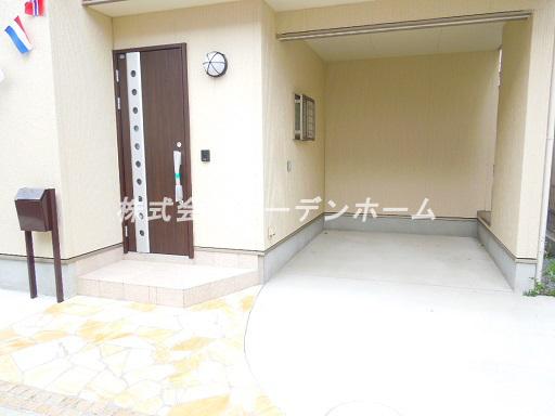 Entrance. Spacious bitter cold ・ Parking Lot