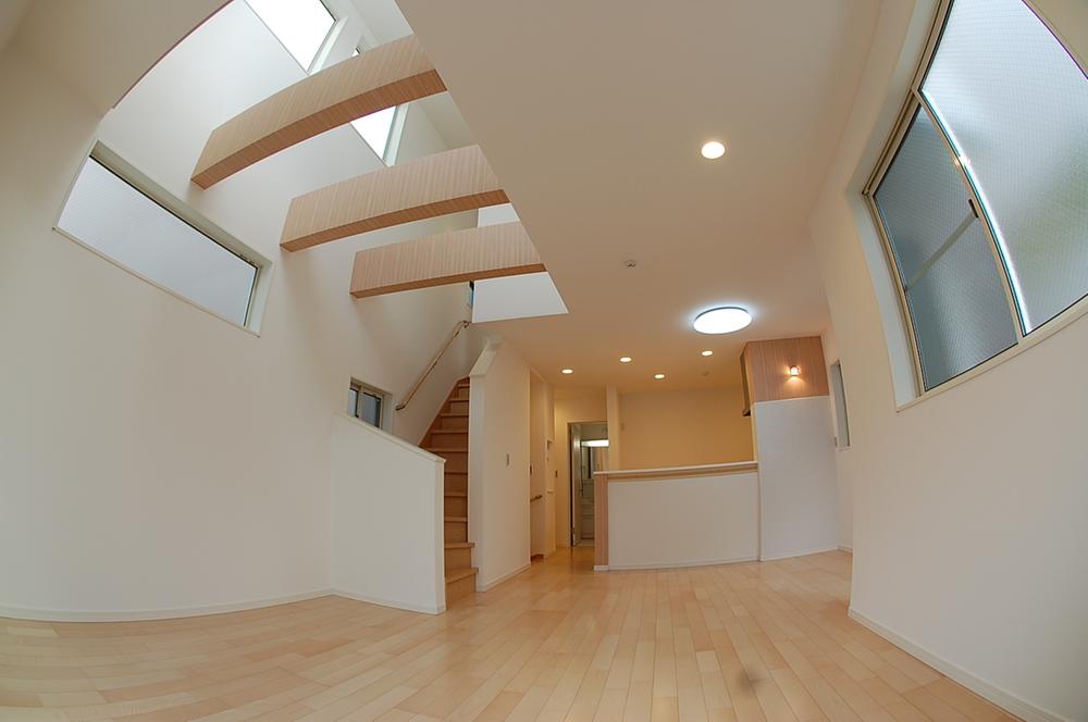 Living. A vaulted ceiling living