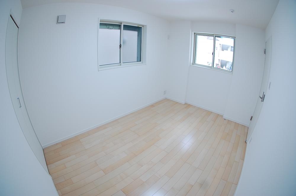 Non-living room. Flat floor who lost a step