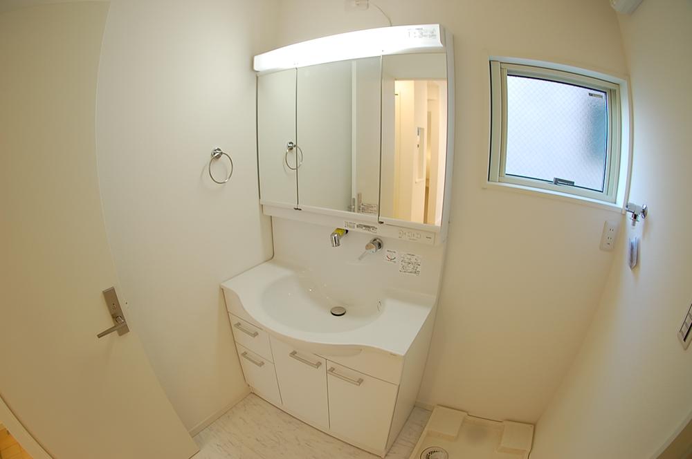 Wash basin, toilet. Wash basin with a shower of big success in the morning of the dressing