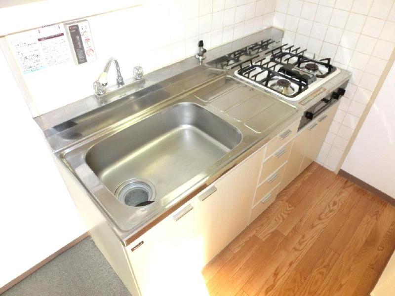 Kitchen. Of a two-necked gas system kitchen is wide.