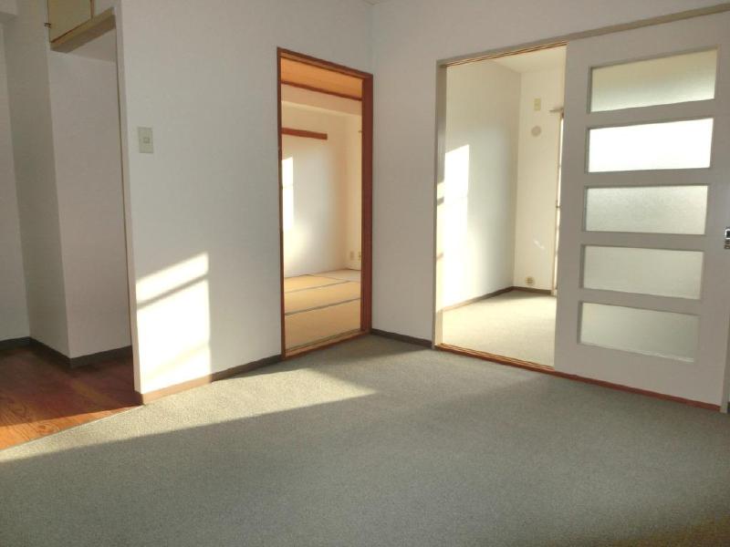 Living and room. You come in sun to living.