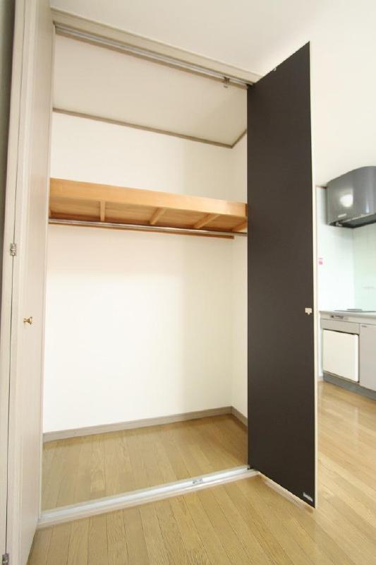 Receipt. On top of the closet, It has become a storeroom, Without waste storage