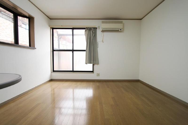 Other room space. Not enough of the length of the curtain is removed ・  ・  ・ 