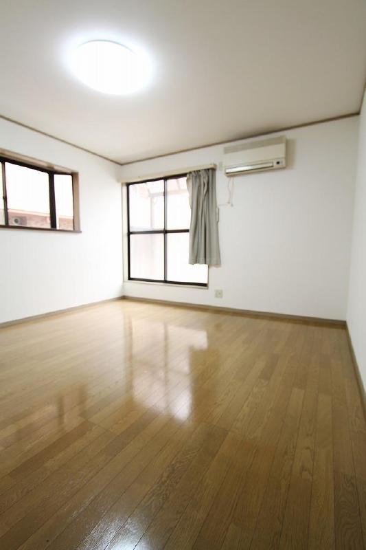 Other room space. The room is quite wide Liang was also without clean interior