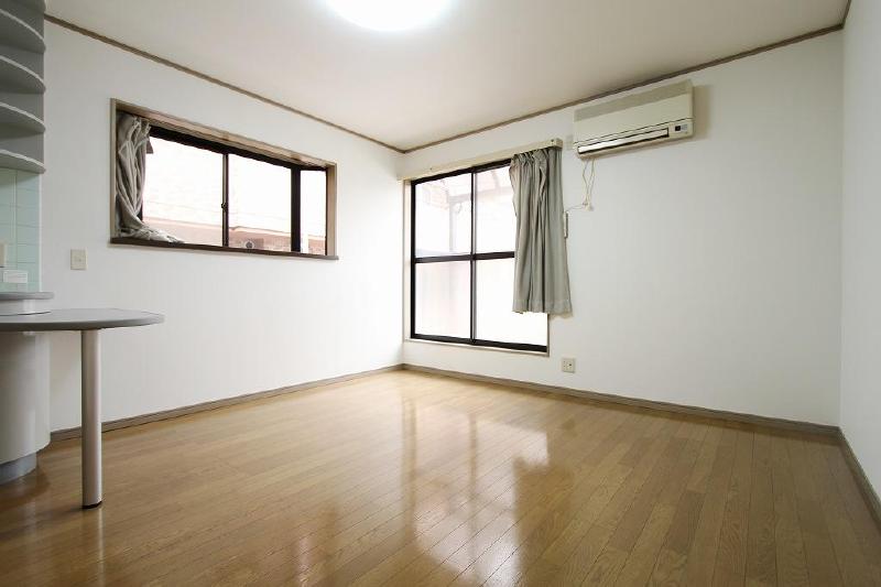 Living and room. Is from the corner room two sides lighting