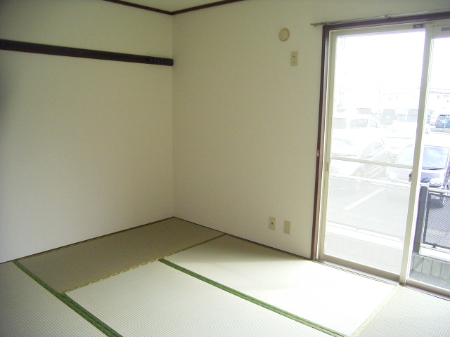 Living and room. 6 Pledge is a Japanese-style room!