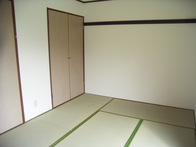 Living and room. It is the state of the Japanese-style room, which was taken from a different angle