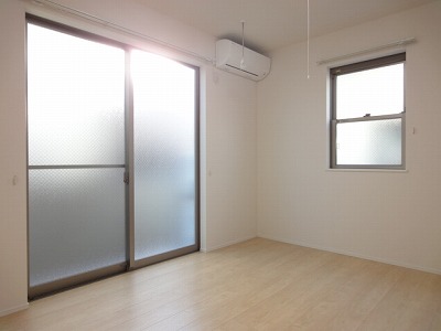 Living and room. Corner room! Two-sided lighting!