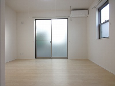 Living and room. Corner room! Two-sided lighting!