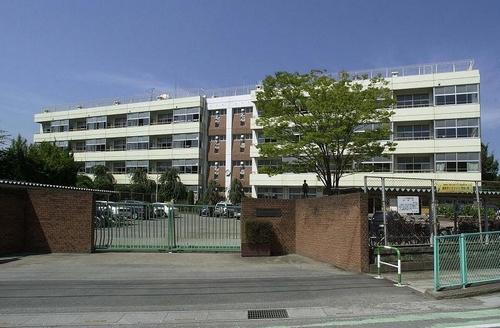 Junior high school. Municipal Kamine until junior high school 2000m