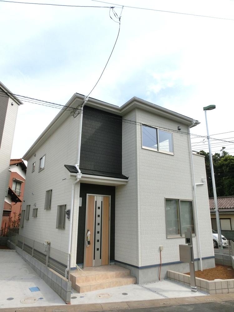 Local appearance photo. Building 2