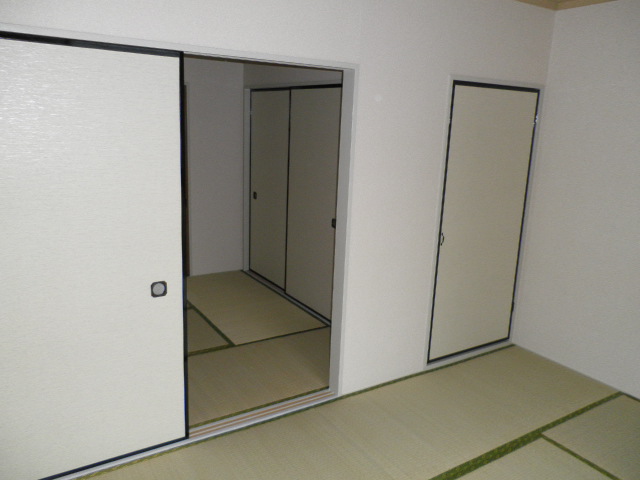 Living and room. Japanese-style room 6 tatami ・ Armoire