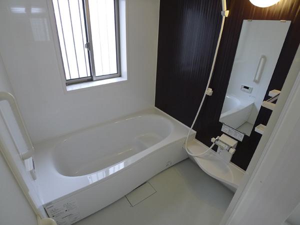 Bathroom. ◆ Is a nice Nante Bathing slowly from the morning the day of the bright bathroom rest of large windows