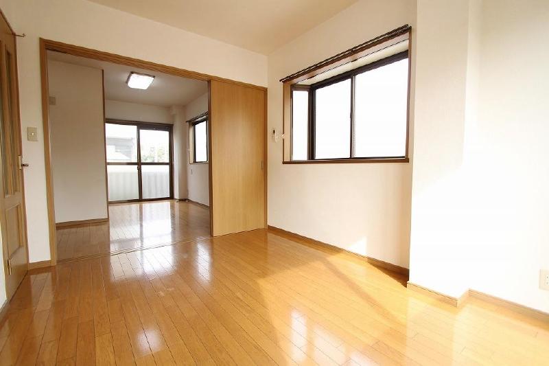 Other room space. By removing the three sliding door, It will also be Hiroi living.