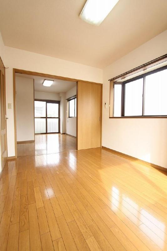 Toilet. Because the corner room, Two-sided lighting Ventilation is also good