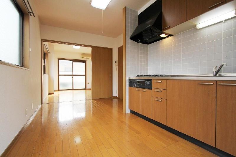 Living and room. It can also be used as a spacious 2LDK by removing the sliding door