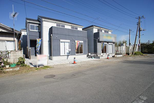 Local photos, including front road. Great location Siemens loose 11m road