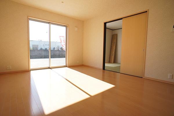 Living. Shining even your family smile in full sunlight (1 Building)