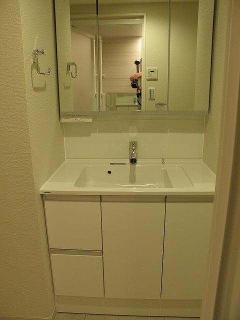 Wash basin, toilet. Indoor (12 May 2013) Shooting