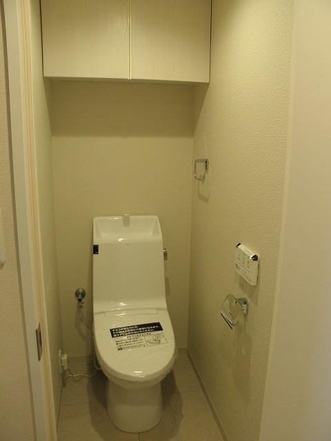 Toilet. Indoor (12 May 2013) Shooting