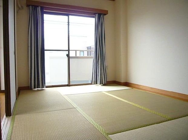 Living and room. Separate reference is a picture