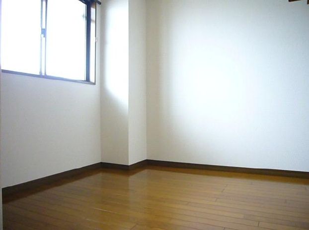 Living and room. Separate reference is a picture