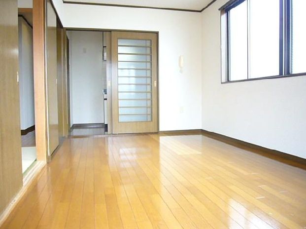 Living and room. Separate reference is a picture