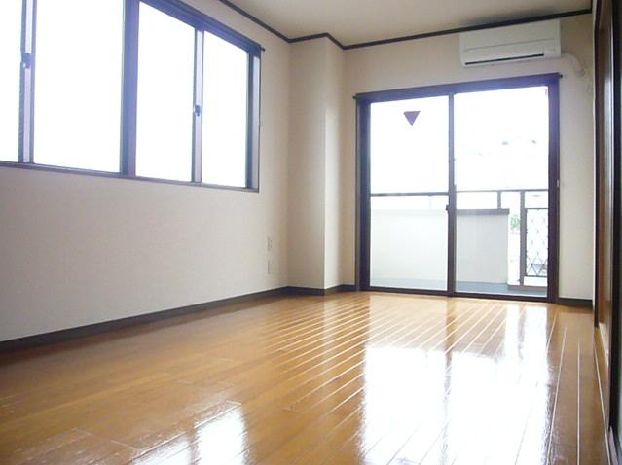 Living and room. Separate reference is a picture