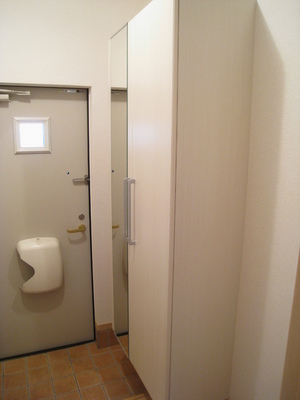 Entrance. Entrance storage You can use up to ceiling full