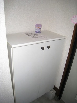 Entrance. Is also put a convenient front door storage things Mae shoes if