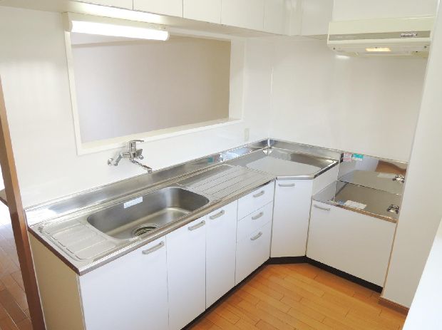 Kitchen. L-shaped kitchen, Gas stove installation Allowed