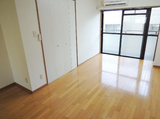 Living and room. Good bright room of per yang