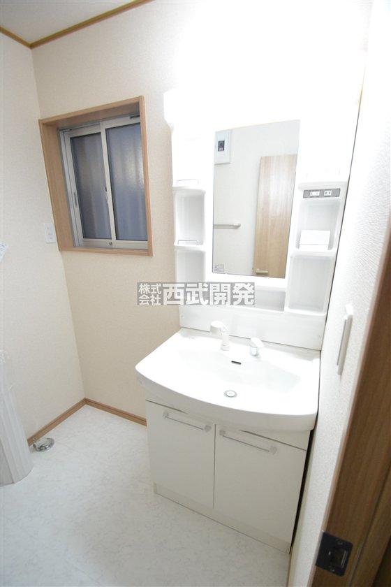 Wash basin, toilet. Are spacious also wash room