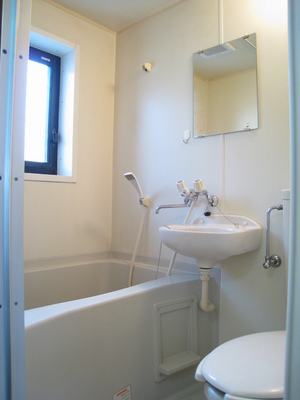 Bath. Bathroom window with ventilation is ◎