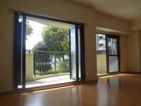 Living and room. Large frontage, Bright room! 