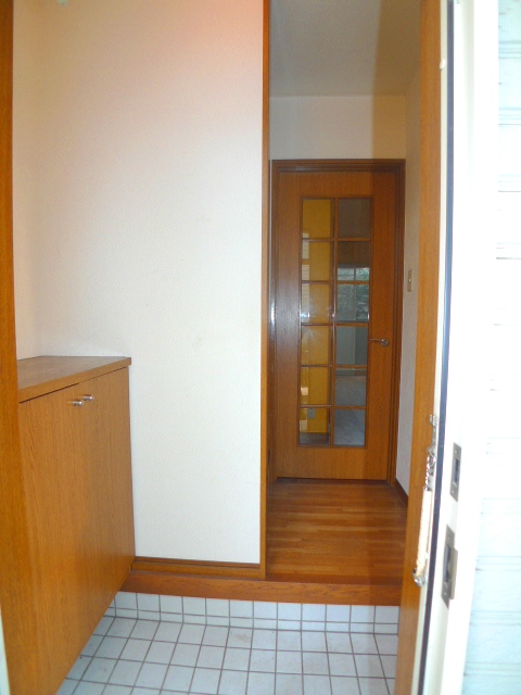 Entrance. I'm home! This is an image I opened the front door