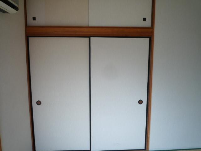 Receipt. Closet with upper closet. 