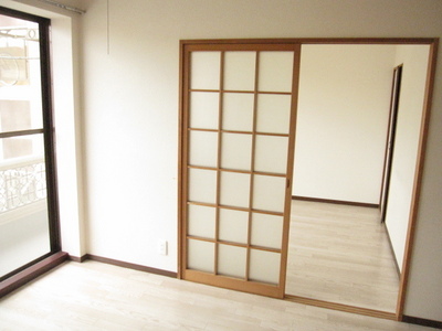 Living and room. DK and Western-style room is lined on the balcony side