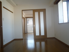 Living and room. 6 Pledge Western-style