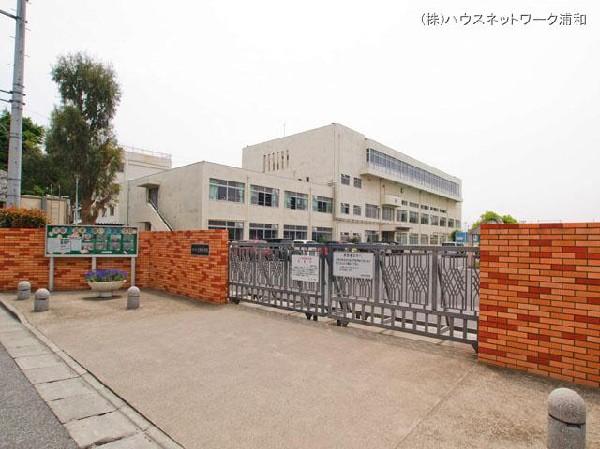 Junior high school. 910m until Kawaguchi Municipal Motogo junior high school