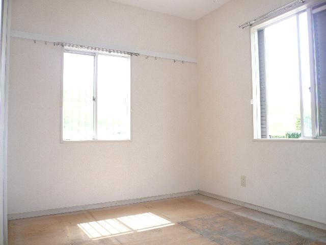 Other room space. Airy is a good room in the corner room two sides lighting.