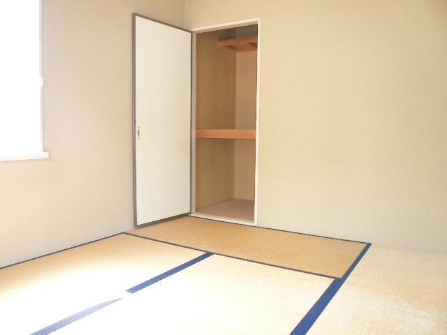 Receipt. The sun is warm Japanese-style room enters.