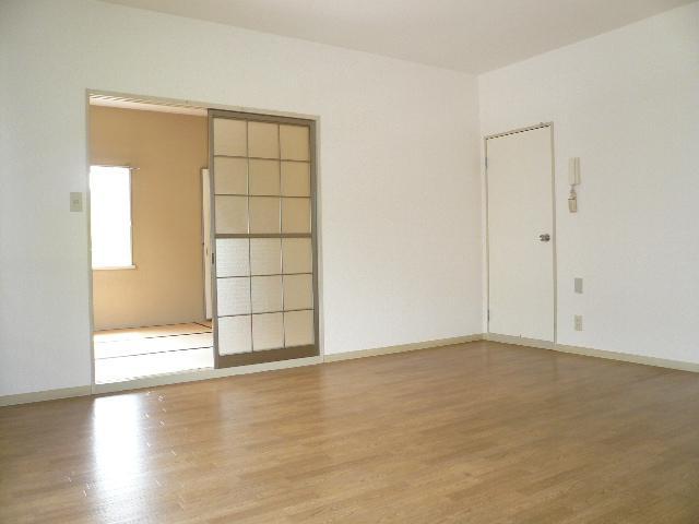 Living and room. We are living the spacious use 9.5 Pledge also put the table