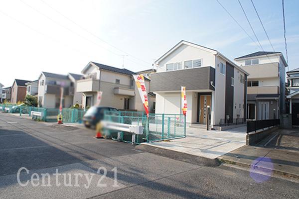 Local photos, including front road. Front road sidewalk also been developed, Safe for small children