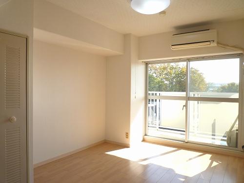Living. South-facing each is a positive per good! Mato change in LDK than Western-style! Renovation completed in November 2013! It was reborn in a clean room. Certainly please see.. We look forward to an inquiry room (November 16, 2013) Shooting